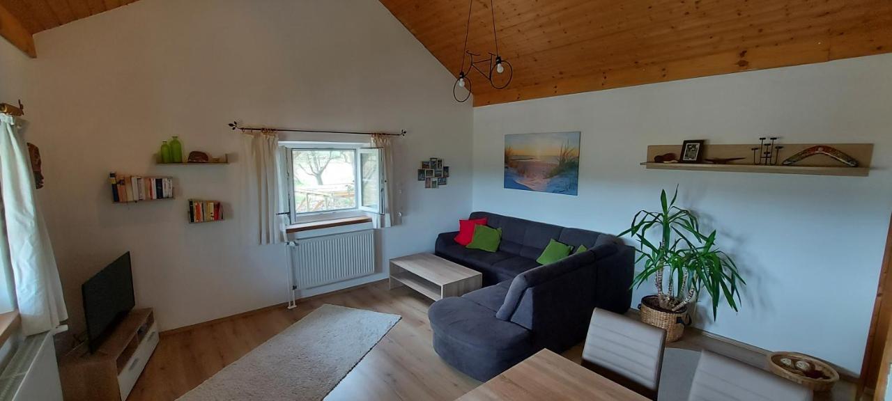 Ruhig Gelegene Ferienwohnung Im Gruenen Mit Terrasse Und Kleinem Garten Rotthalmuenster Extérieur photo