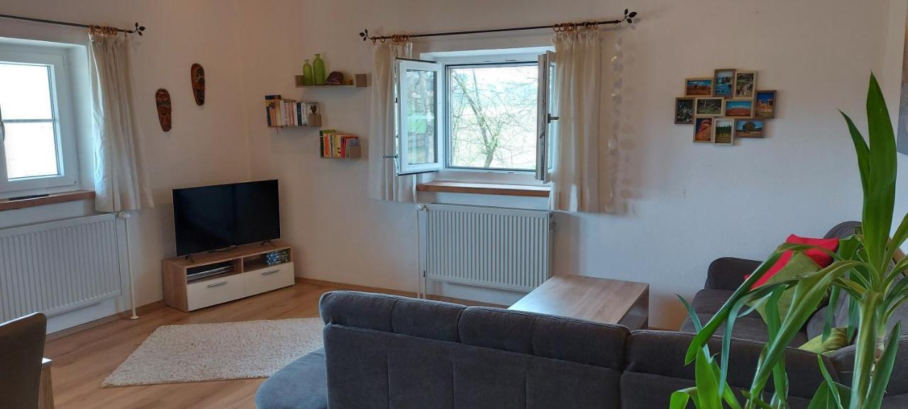 Ruhig Gelegene Ferienwohnung Im Gruenen Mit Terrasse Und Kleinem Garten Rotthalmuenster Extérieur photo