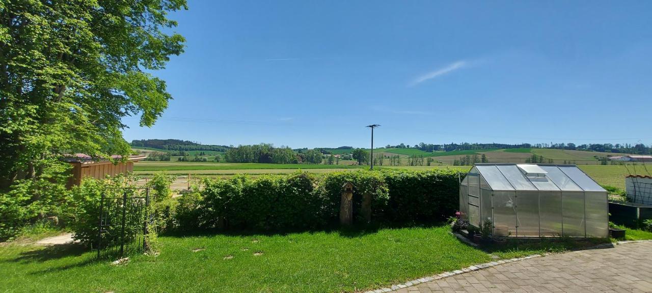 Ruhig Gelegene Ferienwohnung Im Gruenen Mit Terrasse Und Kleinem Garten Rotthalmuenster Extérieur photo