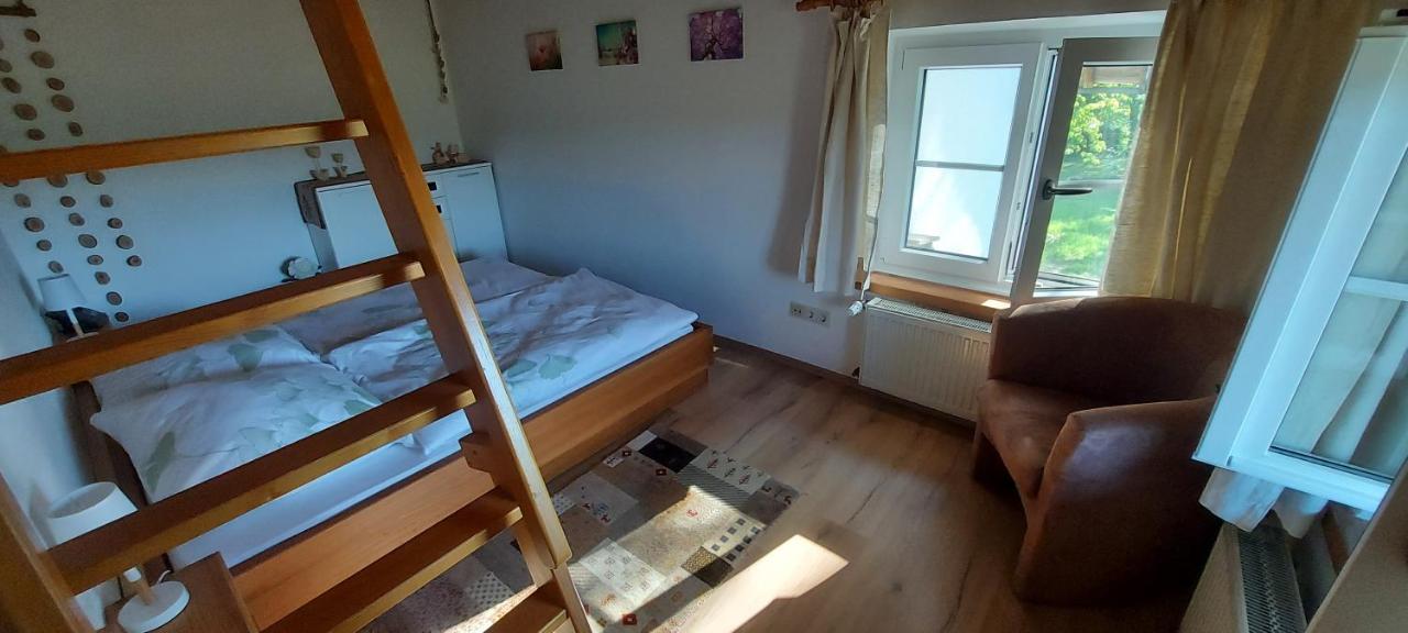 Ruhig Gelegene Ferienwohnung Im Gruenen Mit Terrasse Und Kleinem Garten Rotthalmuenster Extérieur photo